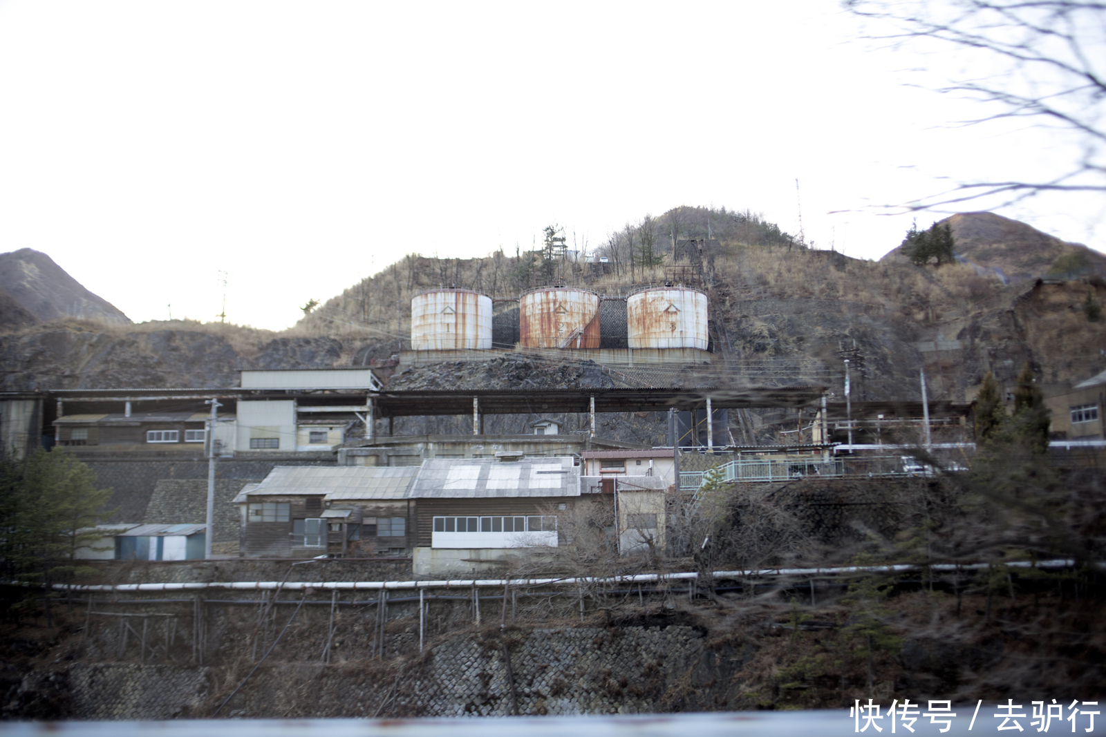 中年|荒废的日本百年小镇：配置火车学校，却被居民抛弃在山谷中