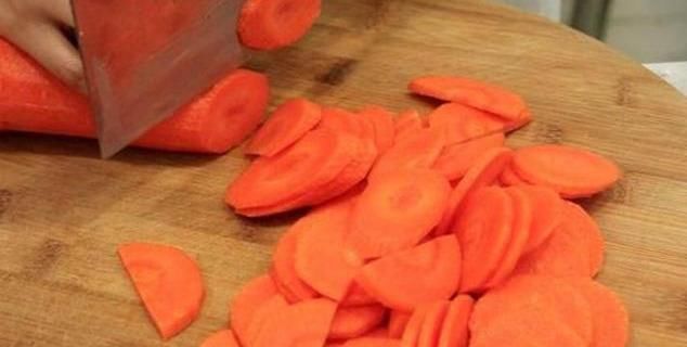 胡萝卜别再当配菜了,大厨教你新做法,当成零食全家爱吃