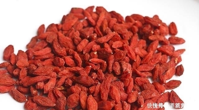 菊花茶|枸杞加“一物”泡水,连喝3天,或许肾补满了,肝也变“干净”