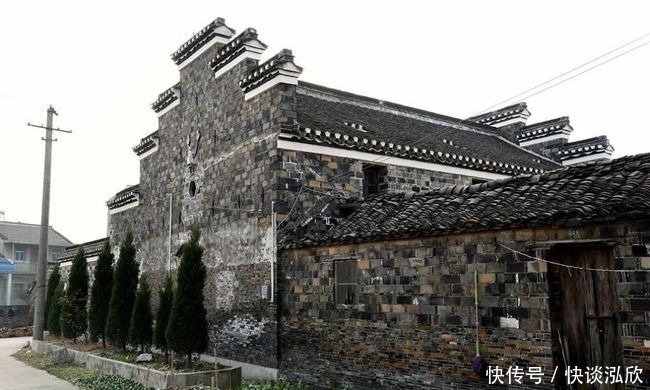 青石板路、古色古香的建筑，三千年的镇江，一座座如画的千年古镇