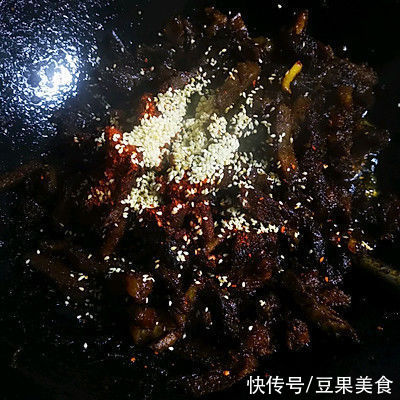寒冷与温暖之间只差一碗麻辣牛肉干