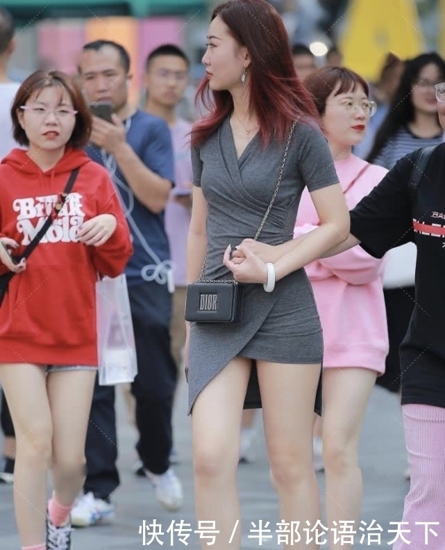 深灰色连衣裙中间搭配个包包,整体看着又飒又优雅,最近很流行