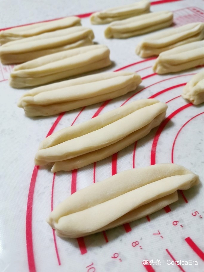 炸油条用放酵母吗教你正确的做法，出锅金黄酥脆，放凉了也不硬