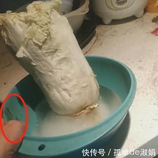 草根歌手阿宝近况惨淡!厨房摆设潦草,放置白菜碗盆有黑色不明物