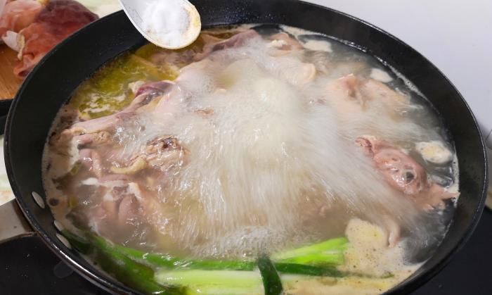 炖鸡肉时，有人先焯水，有人直接炖，大厨：都不对，教您正确做法