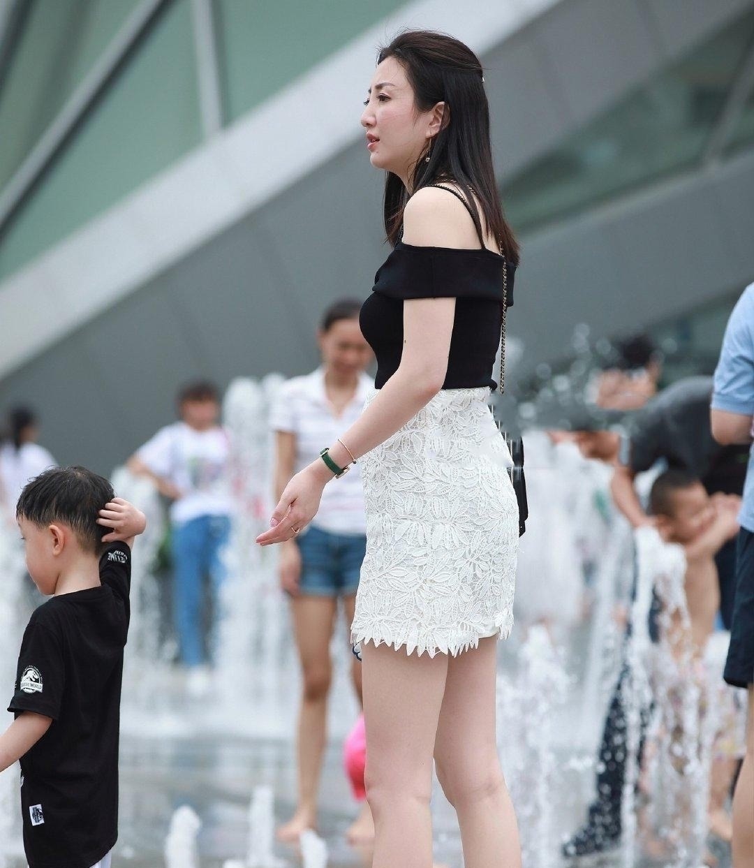 妈妈 黑色一字肩白色蕾丝紧身裙,极简风格的穿搭,散发庄严稳重气质