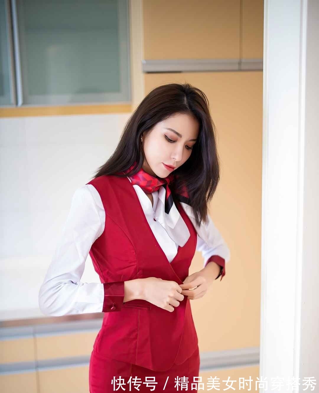 小姐姐 红色马甲搭配红色包臀裙,内搭白色衬衫,干练感十足又充满女人味