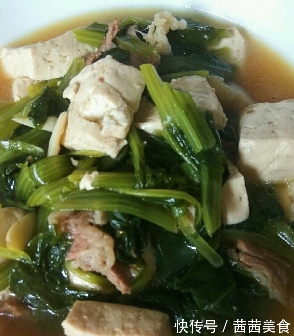 白菜炖豆腐|白菜炖豆腐，先炒白菜或者先炒豆腐都不对，这样才好吃