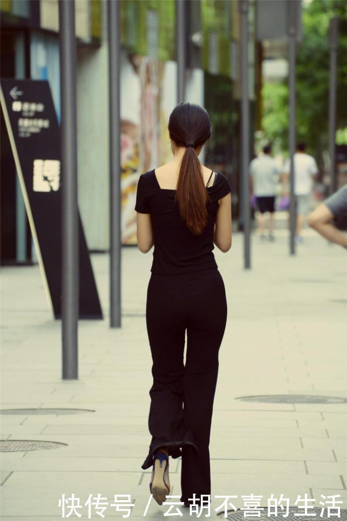 牛仔裤的穿搭,还是喇叭裤的小姐姐略胜一筹哦