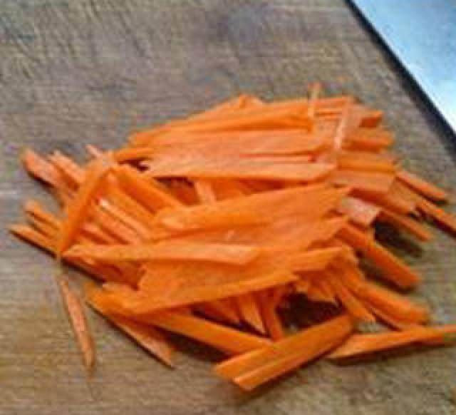 炒胡萝卜简单可口，都是在餐馆里做的，一眼就好吃了