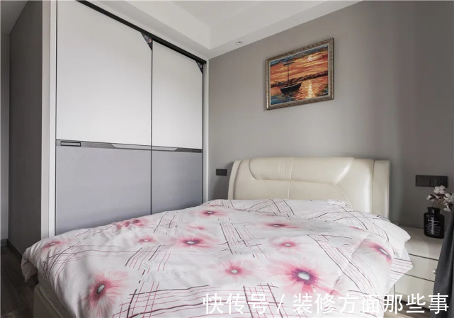 卧室|138平现代风三居室,卧室大版块的木饰面铺贴端庄大气又可收纳