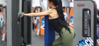 器械|对器械反向飞鸟的易错点进行分析,完成标准的器械反向飞鸟动作