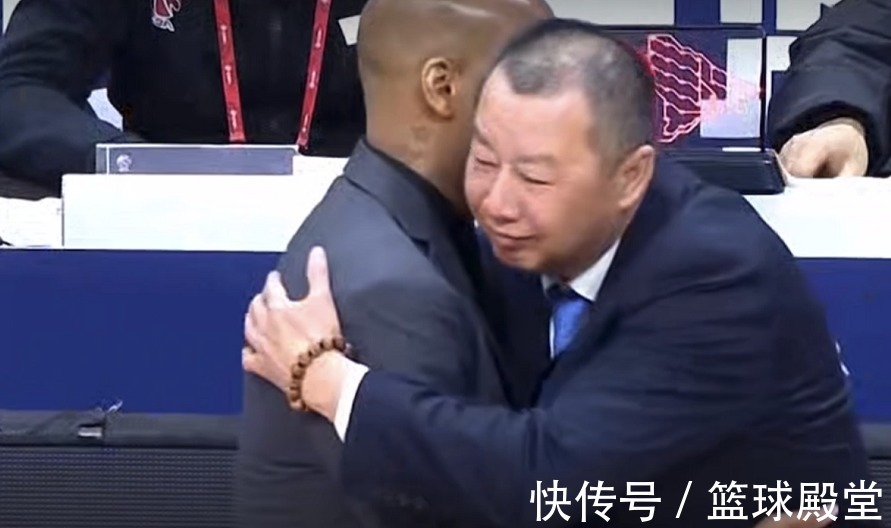 兰兹|北控惨败青岛!吴庆龙+威尔斯抱老马,肘子无奈,兰兹转头离场