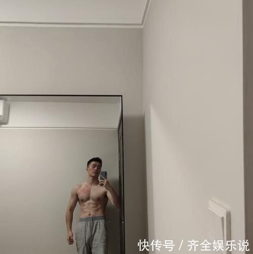满身|空少小哥健身日常,胸毛腹毛连成线,满身精肌太可了!