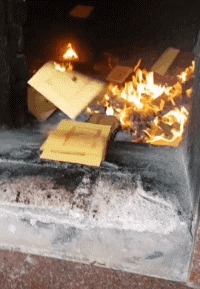 |搞笑GIF:教室里的女汉子又开始劈腿了,真是伤不起啊