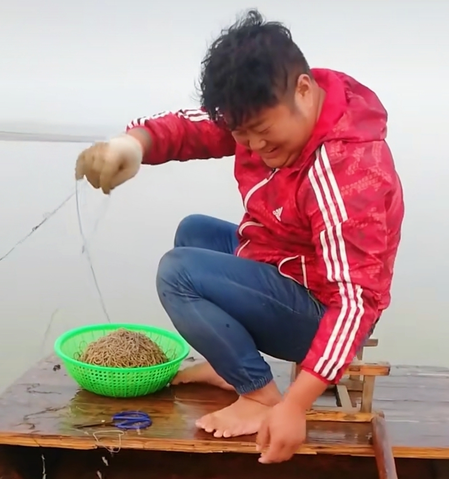 黄河渔人:一串钩长5公里,钓鱼几百斤!超过办公室工作人员收入