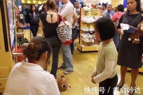 妈妈|“我不买了，妈妈别打了”，6岁女儿跪地求饶，失控的家长多可怕？