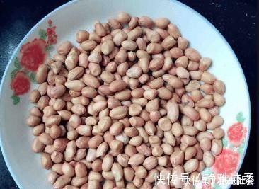 炸花生米,先放油就错了!大厨教你正确做法,香脆美味,不回潮