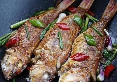 鲜嫩|在家煎鱼总“破皮”大厨教你“这3招”,鱼皮不粘锅,肉还鲜嫩