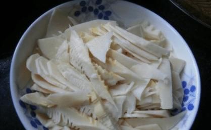 为啥饭店炒的竹笋不苦涩大厨分享妙招,原来少了这关键1步