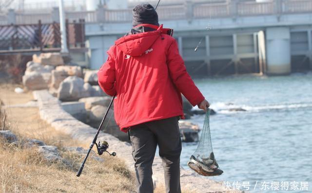 钓鱼不用饵,空钩就能钓上几十斤,钓友们说这算不算钓鱼?