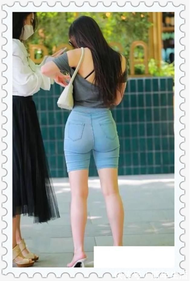 牛仔服 美女一副好身材，五分弹力紧身牛仔裤，背影尤其美