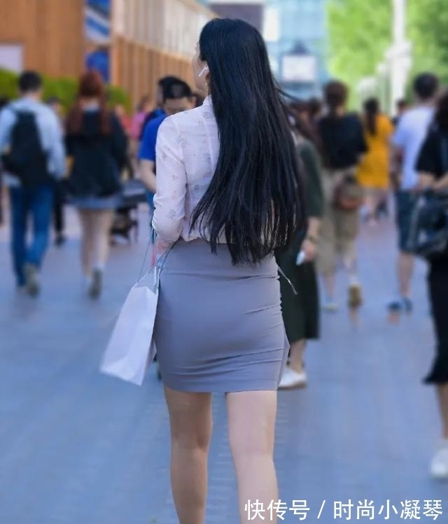 大长腿|白色印花衬衣，搭配灰色时尚又别致的裙子，尽显出魅力十足气质美