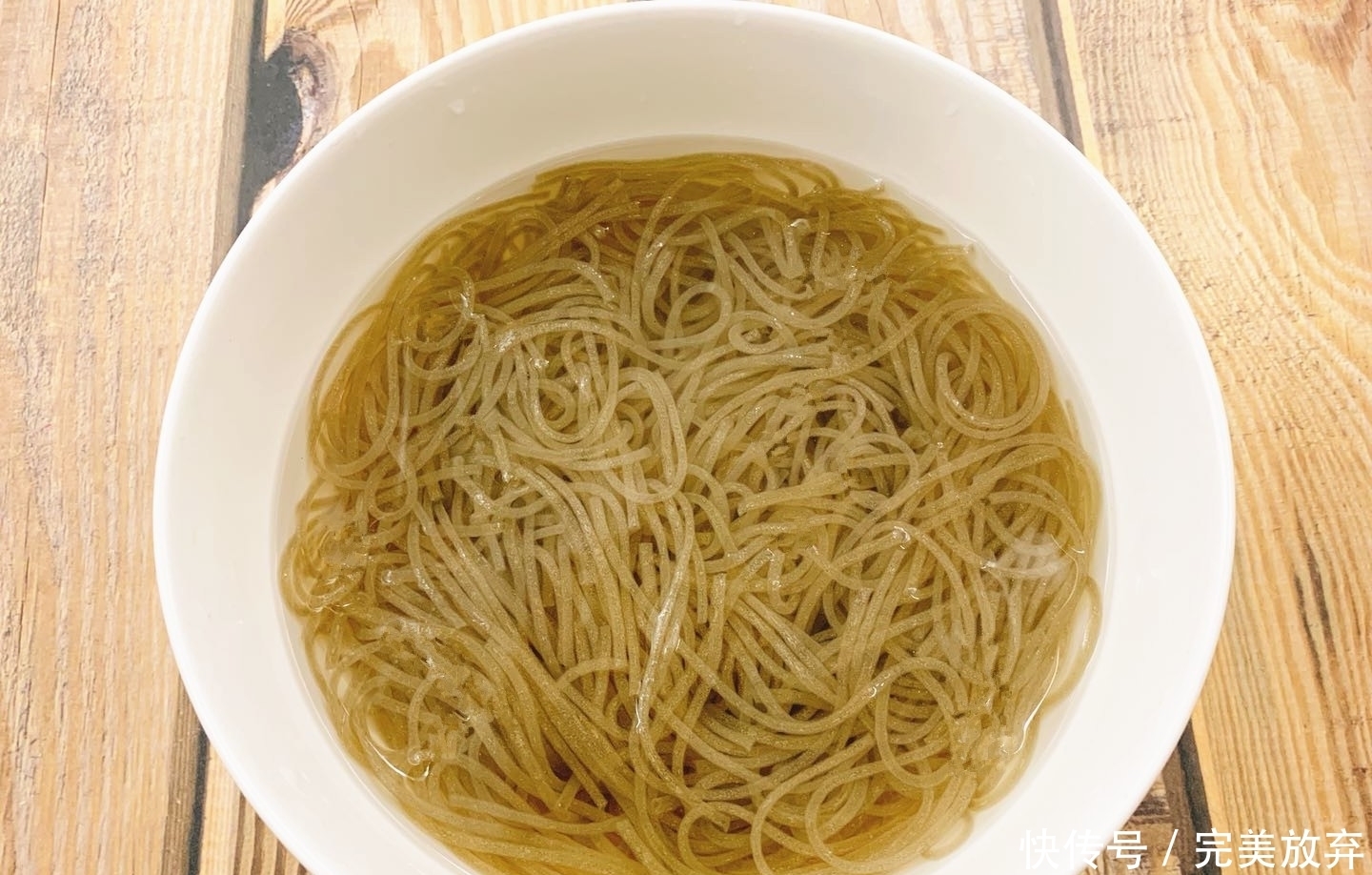 炒粉丝,切记别焯水后就炒,多加1步,粉丝根根?顺滑,还不粘锅