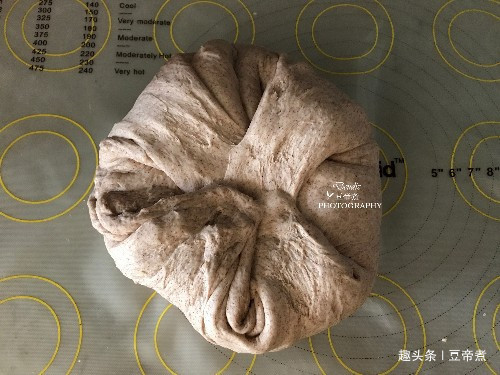 面粉别再做馒头了,随便揉一揉,加点干果,大人小孩都爱吃