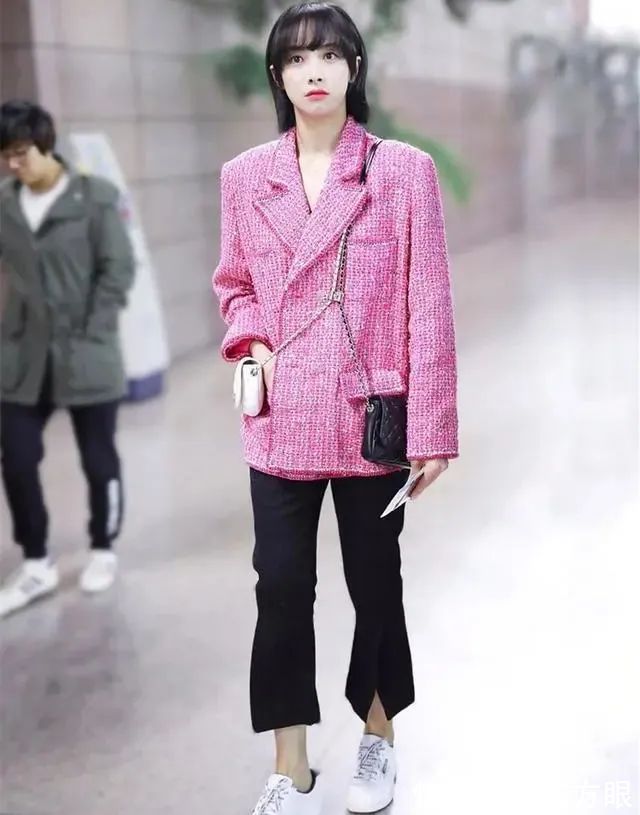 街头酷女孩 最近流行一种穿法,叫“九分裤+老爹鞋”,早春这么穿美极了!