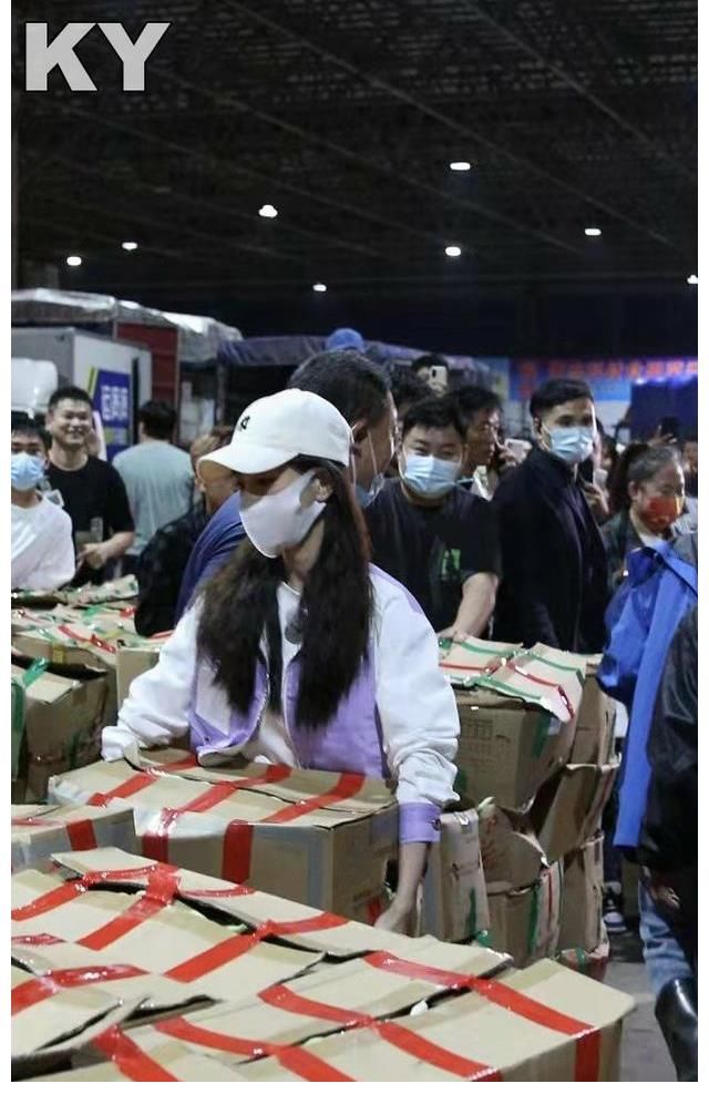 跑男|Angelbaby清晨现身蔬菜物流园《奔跑吧·黄河篇2》跑男团助农卖菜