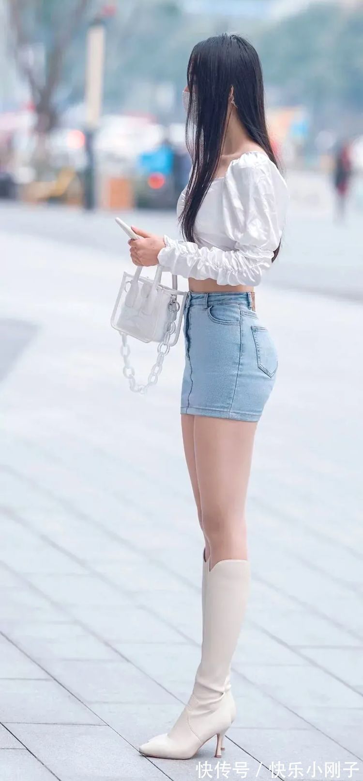 牛仔裤 时尚小姐姐穿紧身牛仔短裙,搭配白色雪纺衫,看上去很时尚可爱