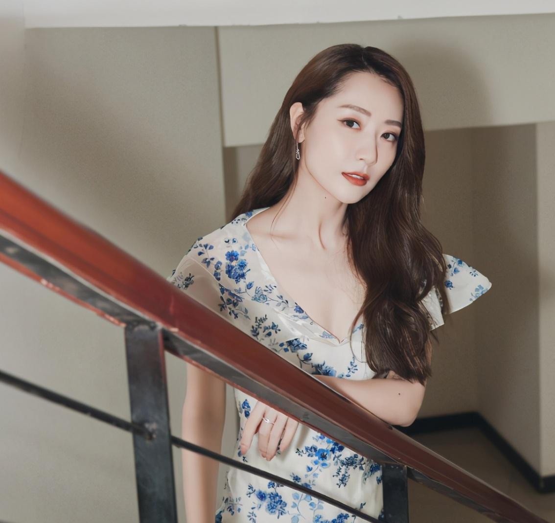 点名|白冰礼服惹争议,品牌方点名要求删除照片,不红真是原罪啊