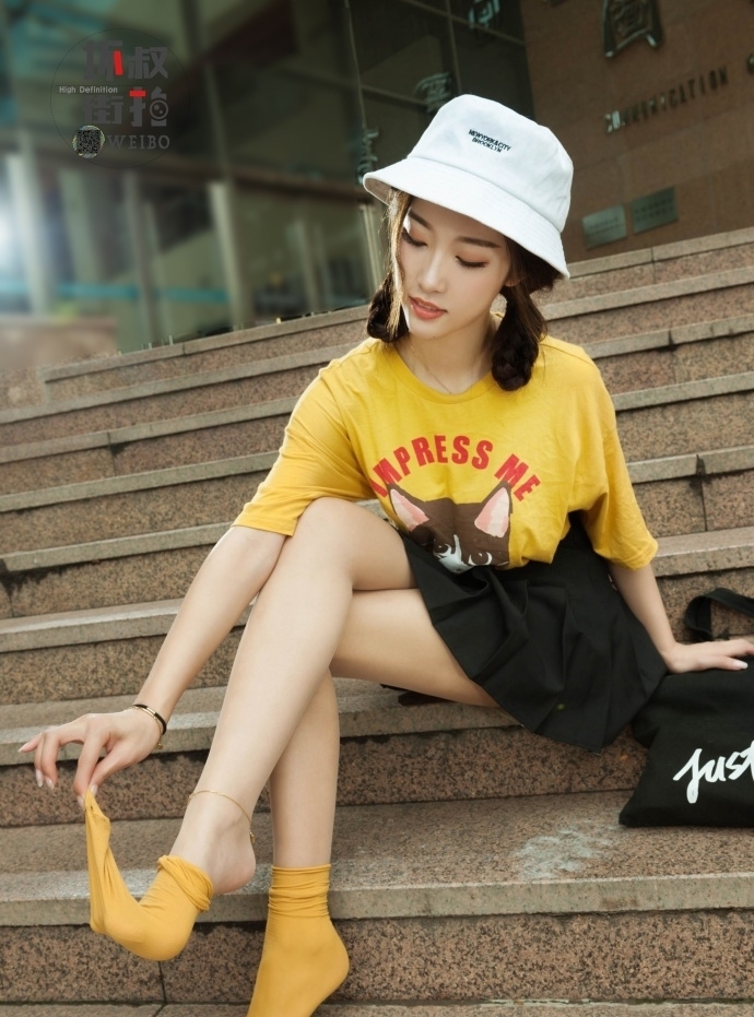 青春|街拍:一枚可爱的小姐姐,活泼自信演绎别样的青春魅力!