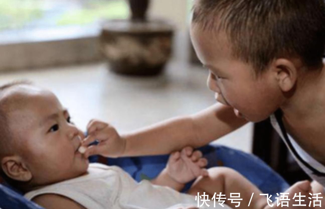 亲近|哥哥一亲近妹妹,妹妹却莫名哭闹,宝妈掀开妹妹衣服失声痛哭