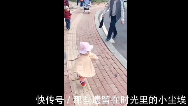 小萝莉接爸爸下班,可把小情人高兴坏了,下一秒跌倒爸爸心疼坏了