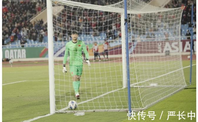 中国队|国足门将颜骏凌上越南头条:越媒晒他第3次从球门里捡球