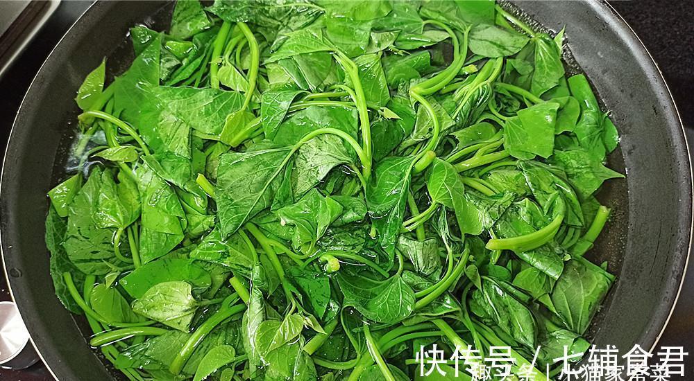小猫|红薯叶别只会炒，教你一个好吃做法，营养又味美上桌大家抢着吃