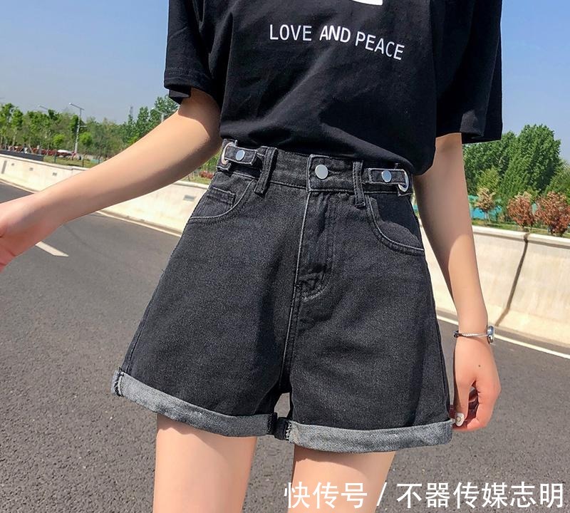 老掉牙|老掉牙的休闲裤就别穿了，学我小姑这样穿牛仔短裤，青春又减龄