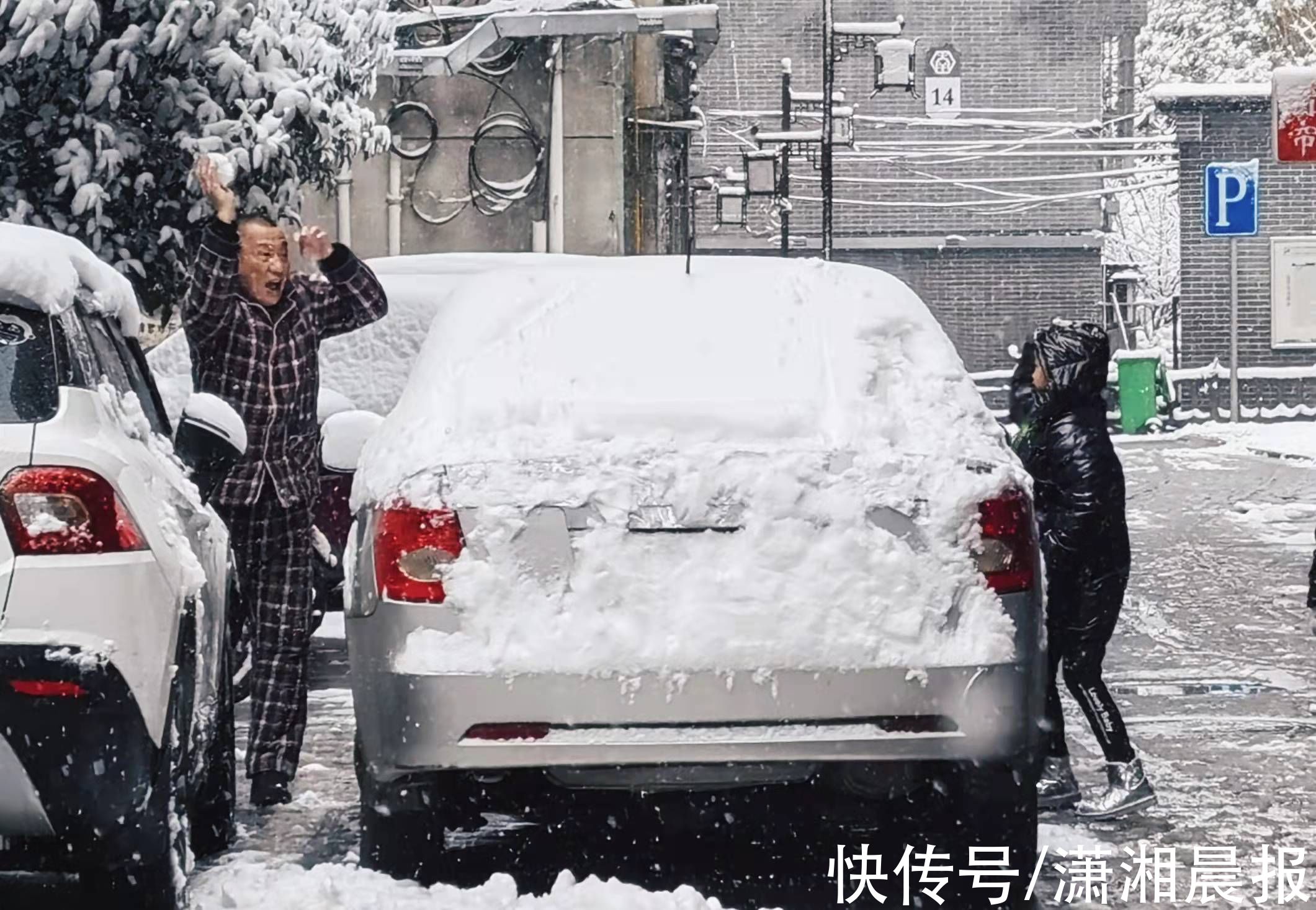 长沙下大雪，大街小巷“打起来了”