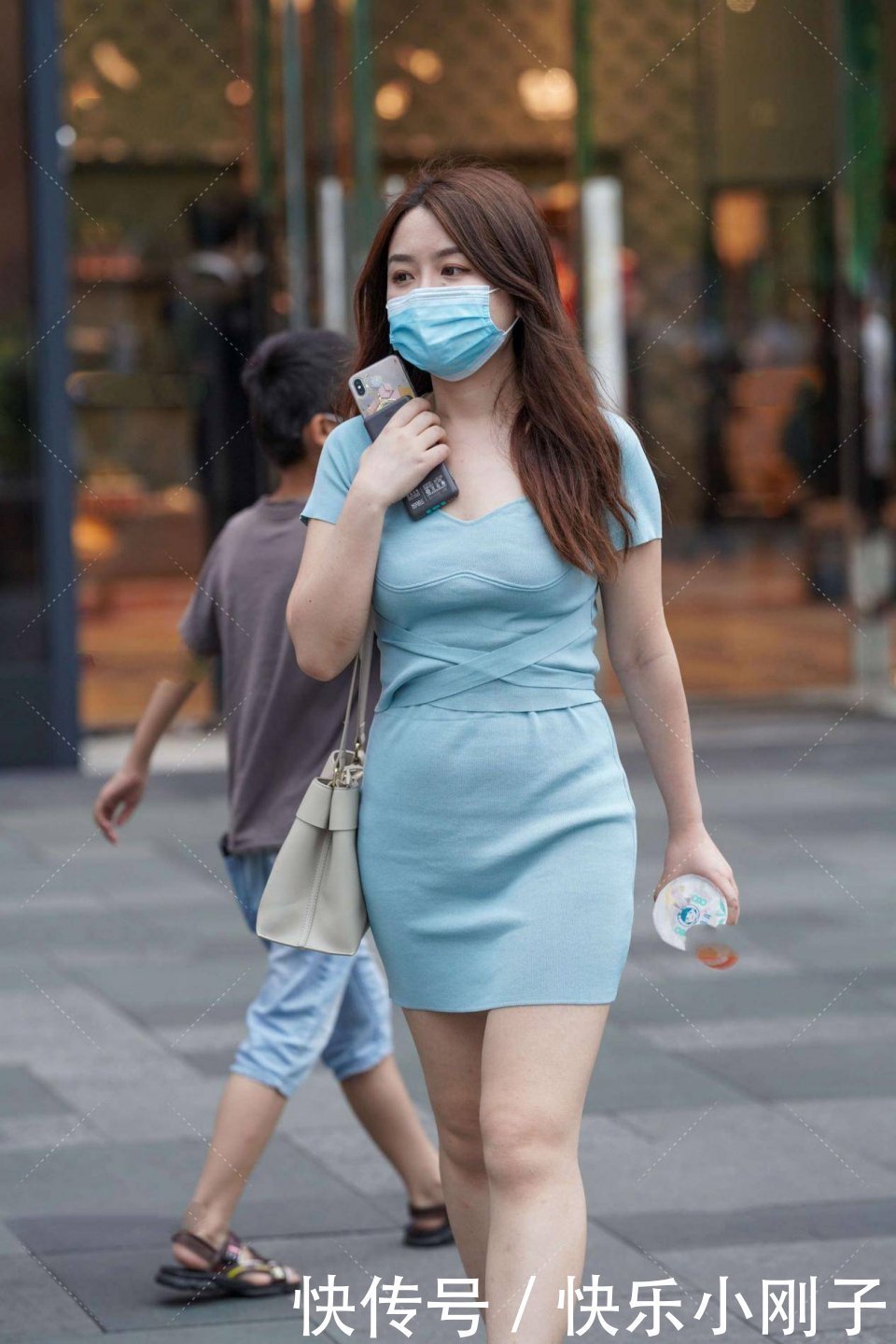 小姐姐|针织裙子选择了浅蓝色的配色，会让你的温柔气质更突出