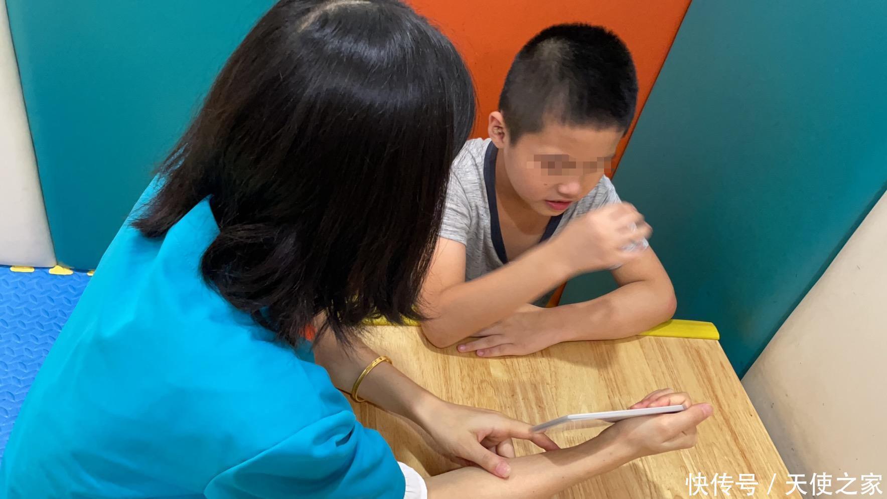 心理健康|天使科普:儿童抽动症危害大,坐等自愈只会耽误孩子!