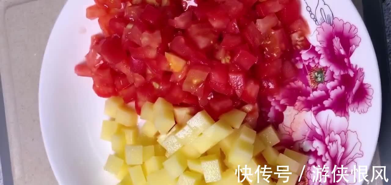 1粒西红柿，1枚土豆，1碗米饭，炒一炒焖一焖，真香