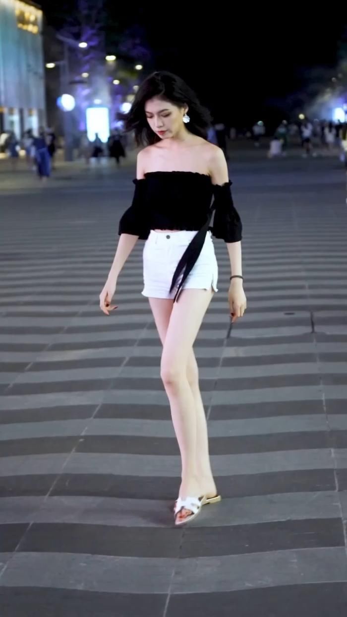 抹胸|街拍:精致黑色抹胸背心,巧妙搭配白色超短裤,尽显优雅迷人气质