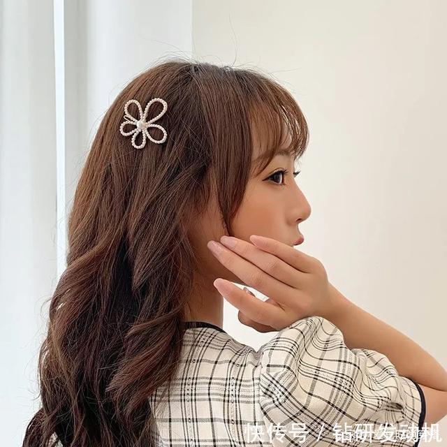 假发片|别再搞“挂耳染”了!3个显脸小的新年发型,照着弄特美