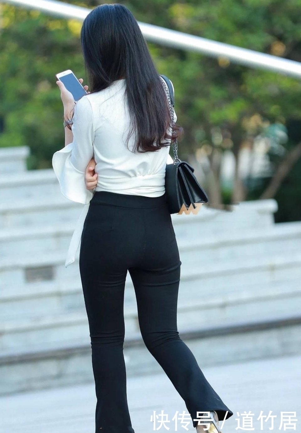 小姐姐|街拍:黑色紧身裤搭配白色束腰上衣,小姐姐有一种独特的阳光气质