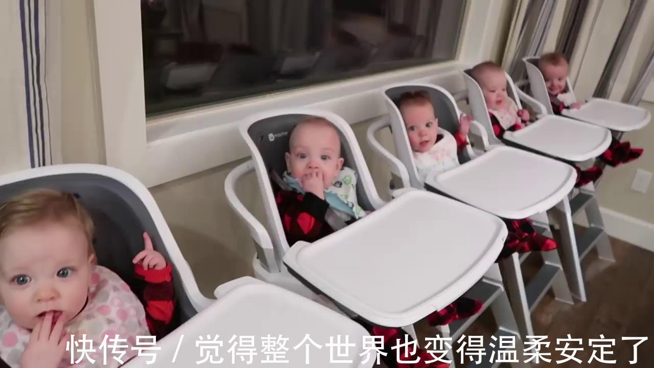宝妈|5胞胎在客厅等妈妈给自己冲奶粉,一个个张望的小脑袋,太可爱