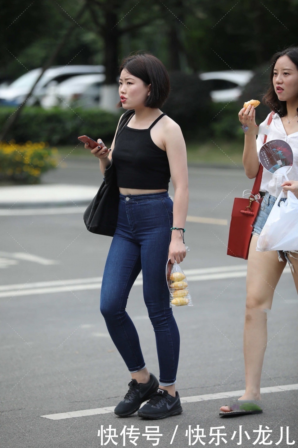 浅色|短发女生配深色系穿搭又酷又飒,学会同色系搭配法,你也能变时尚