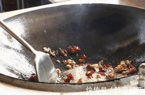 铁锅|家里铁锅天天生锈？老厨师：往锅里扔一物，不生锈还不粘锅