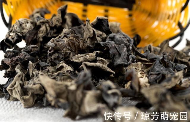 泡发木耳最忌直接用水泡,教你正确方法,木耳又大又软还干净